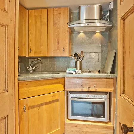 Nyaraló Bridge Cottages, Old Post And Bridge Suite, Sleeps 8 *