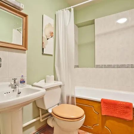 Casa de Férias Bridge Cottages, Old Post And Bridge Suite, Sleeps 8 Coniston